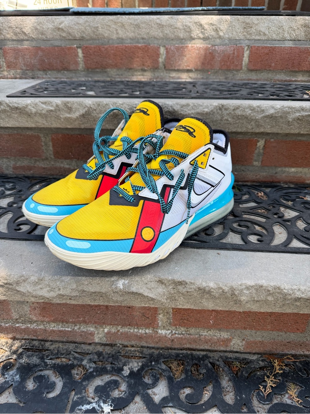 Nike LeBron 18 low Stewie Griffin - Picture 2 of 4